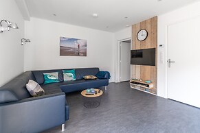 Spacious 6-person Holiday Home Near De Koog