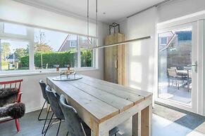 Spacious 6-person Holiday Home Near De Koog