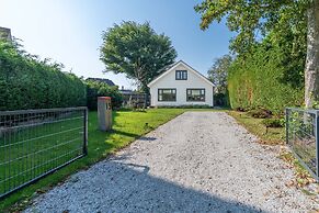 Spacious 6-person Holiday Home Near De Koog