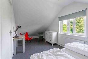 Spacious 6-person Holiday Home Near De Koog