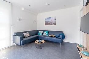Spacious 6-person Holiday Home Near De Koog