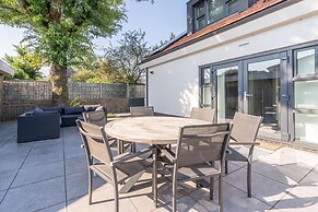 Spacious 6-person Holiday Home Near De Koog