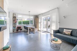 Spacious 6-person Holiday Home Near De Koog