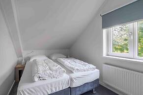 Spacious 6-person Holiday Home Near De Koog