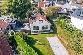 Spacious 6-person Holiday Home Near De Koog