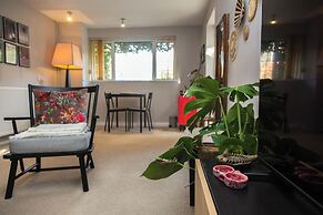 Calm Private Annex Ideal to Work, Rest & Explore