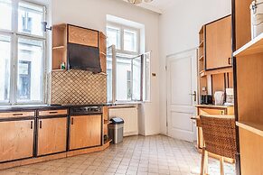 Spacious 4BR Apt Long Stay Friendly