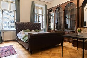 Spacious 4BR Apt Long Stay Friendly