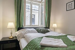 Spacious 4BR Apt Long Stay Friendly
