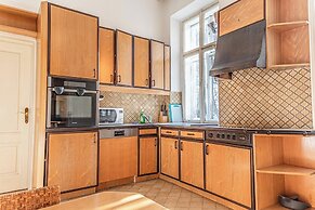 Spacious 4BR Apt Long Stay Friendly