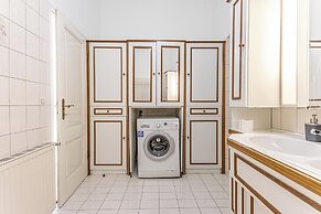 Spacious 4BR Apt Long Stay Friendly