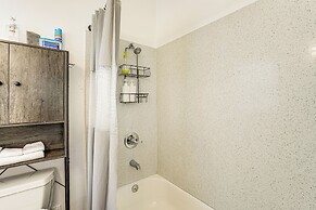 Pet-friendly Condo < 2 Mi to Alameda Beach!