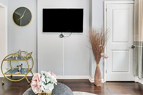 Explore & Work! Stylish Washington Heights Duplex