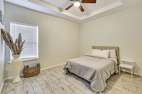 2 Mi to DHR Health: Commuter-friendly Pharr Apt
