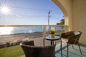 Seafront Getaway Studio, Great Location With Pool
