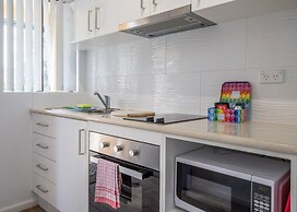 Seafront Getaway Studio, Great Location With Pool