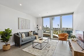 Executive 2-bed With Stadium View, Great Amenities