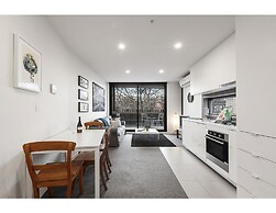 2 bed Apartment in Trendy Collingwood