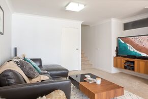 Beachfront Manly Apartment With Balcony & Parking