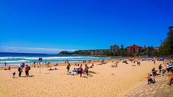 Beachfront Manly Apartment With Balcony & Parking