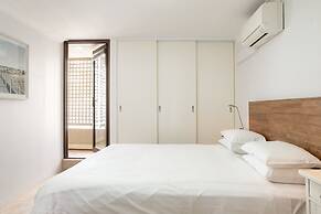 Beachfront Manly Apartment With Balcony & Parking