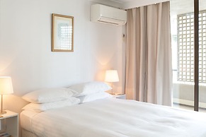 Beachfront Manly Apartment With Balcony & Parking