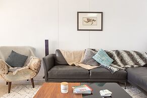 Beachfront Manly Apartment With Balcony & Parking