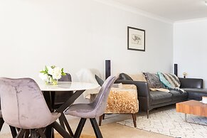 Beachfront Manly Apartment With Balcony & Parking