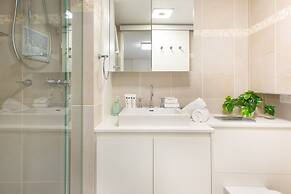 Beachfront Manly Apartment With Balcony & Parking