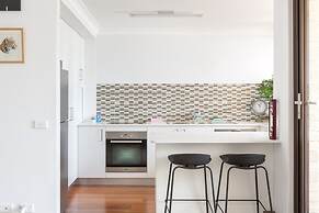 Beachfront Manly Apartment With Balcony & Parking