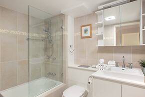 Beachfront Manly Apartment With Balcony & Parking