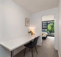 Chic 3-bed in Central With Pool, Sauna and Gym