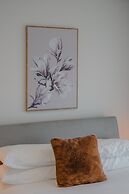 Central 1-bed With Balcony, Rooftop BBQ & Parking