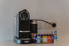 Central 1-bed With Balcony, Rooftop BBQ & Parking
