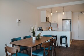 Central 1-bed With Balcony, Rooftop BBQ & Parking