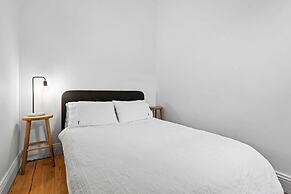 Charming 2-bed Town House Near Market