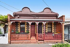 Charming 2-bed Town House Near Market