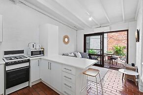 Charming 2-bed Town House Near Market