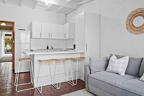Charming 2-bed Town House Near Market