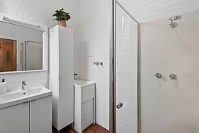 Charming 2-bed Town House Near Market