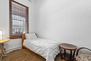 Charming 2-bed Town House Near Market