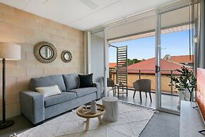 Sleek Apartment With Pool and Rooftop Terrace