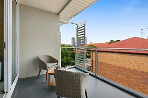 Sleek Apartment With Pool and Rooftop Terrace