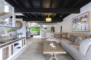 Beachside 2-bed House With Pool, Courtyard & BBQ