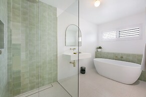 Spacious 4-bed Villa With Mediterranean Charm