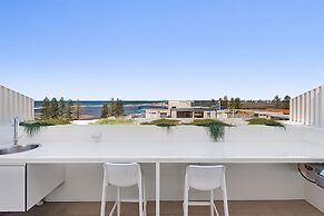 Luxury 5-floor Unit With Ocean Views Near Beach