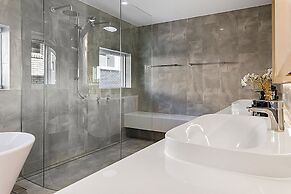 Luxury 5-floor Unit With Ocean Views Near Beach