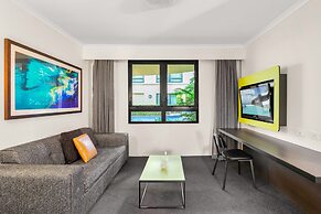 Contemporary 1-bed First Floor Unit With Pool