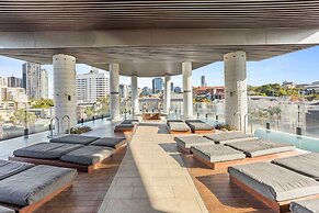 Chic 1-bed With Parking, Pool and Gym