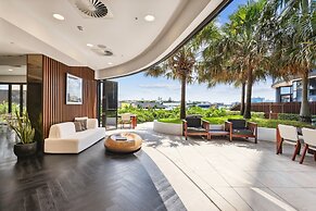 Chic 1-bed With Parking, Pool and Gym